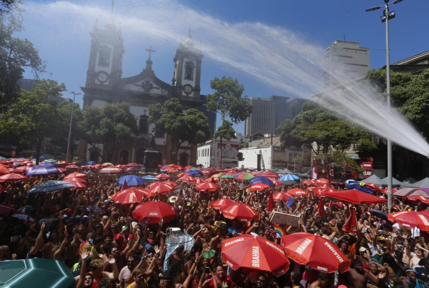 22carnavalsa3A-bloco-fogo-26-paixao-celebra-15-anos-com-gaby-amarantos-e-homenagem-ao-brega22