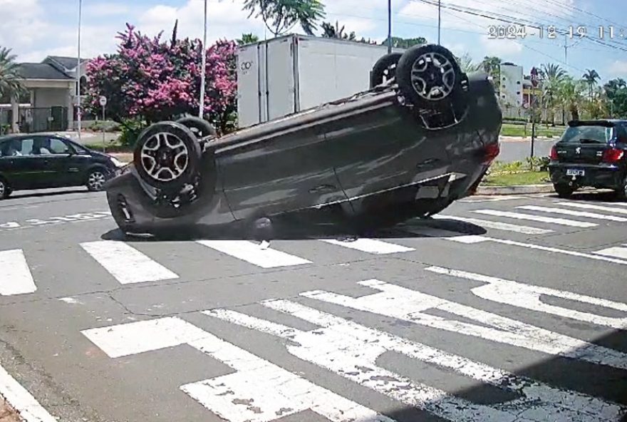 22carro-capota-apos-batida-em-rotatoria-de-condominio-em-limeira3A-motorista-e-socorrida-com-ferimentos-leves22