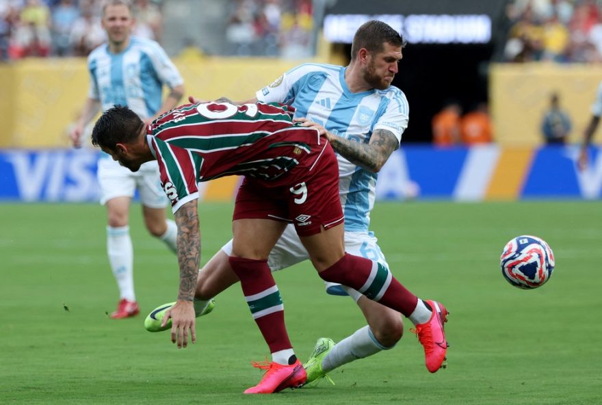 22chuta2C-everaldo223A-torcida-do-fluminense-pressiona-por-finalizacoes-decisivas-no-metlife-stadium