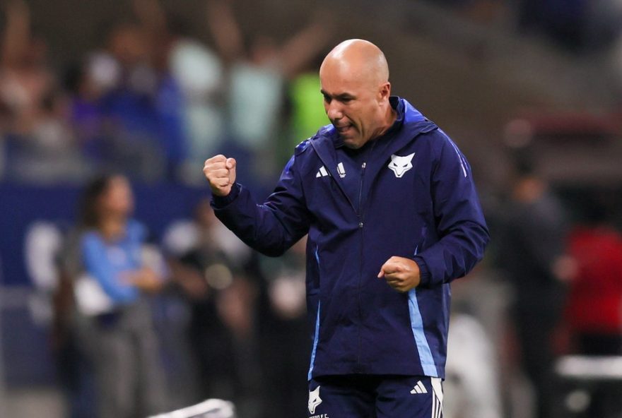 MG - BELO HORIZONTE - 18/10/2025 - BRASILEIRO A 2025, CRUZEIRO X FORTALEZA - Leonardo Jardim tecnico do Cruzeiro comemora gol durante partida contra o Fortaleza no estadio Mineirao pelo campeonato Brasileiro A 2025. Foto: Gilson Lobo/AGIF