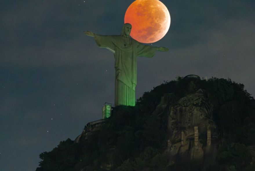 22eclipse-total-da-lua-no-cristo-redentor3A-cariocas-testemunham-espetaculo-cosmico22