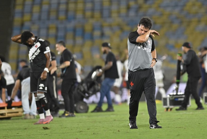 22emocao-de-fernando-diniz-ao-consolar-seu-filho-diego-apos-a-derrota-no-maracana22 22emocao-de-fernando-diniz-ao-consolar-seu-filho-diego-apos-a-derrota-no-maracana22