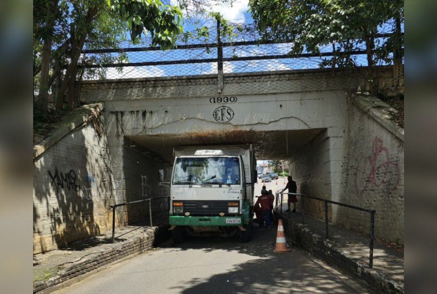 22entalamento-de-caminhao-interdita-rua-em-itapetininga-e-motorista-e-multado22