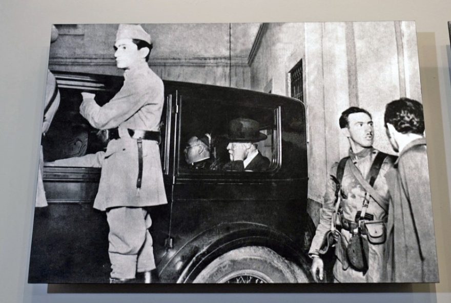 22exposicao-de-100-na-casa-roberto-marinho3A-mergulho-na-historia-das-capas-de-jornal22