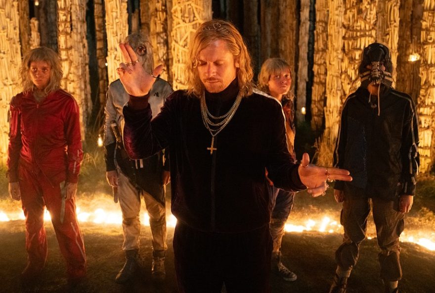 22exterminio3A-o-templo-dos-ossos22-terror-psicologico-profundo-com-direcao-de-nia-dacosta-e-destaque-para-ralph-fiennes