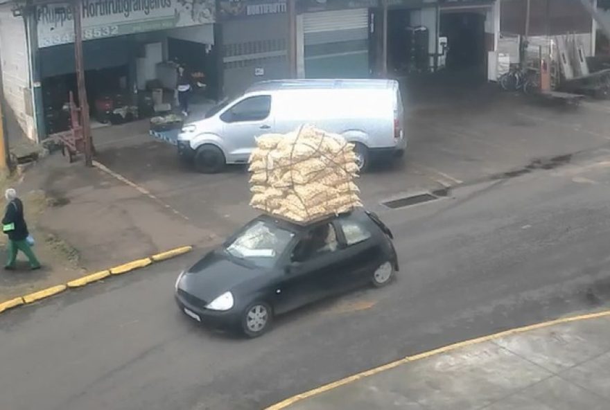 22ford-ka-com-sacos-de-batatas-na-ceasa-de-curitiba3A-alerta-sobre-transporte-irregular-de-cargas22