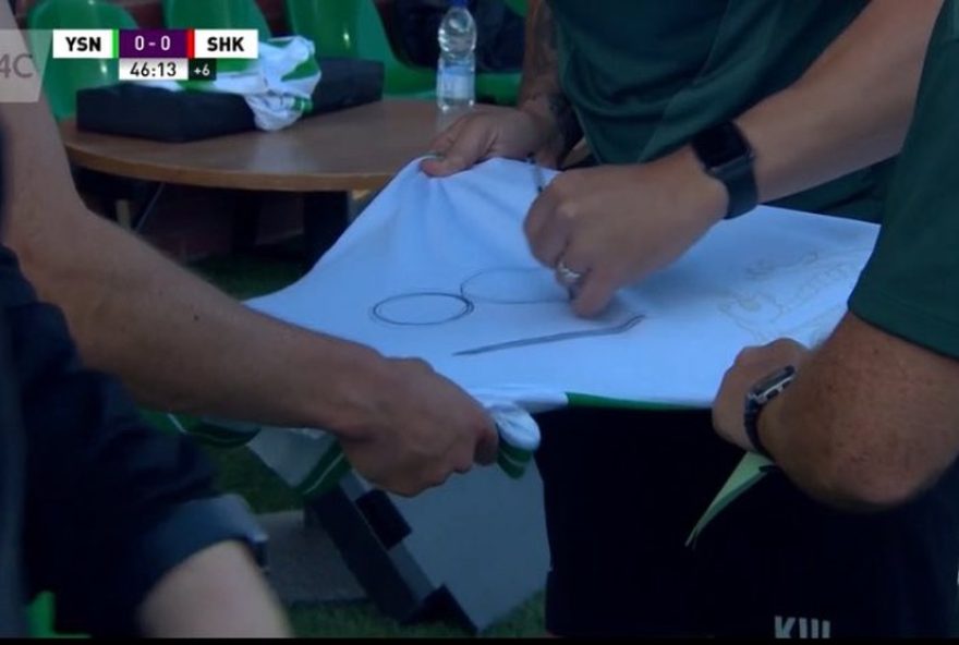22futebol-global3A-jogador-improvisa-numeracao-com-caneta-em-partida-da-liga-dos-campeoes22
