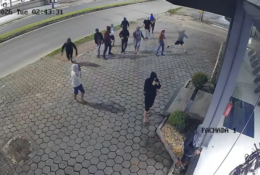 22grupo-de-ladroes-invade-loja-de-motos-em-itajai-e-foge-pilotando-mais-de-10-veiculos-em-santa-catarina22 22grupo-de-ladroes-invade-loja-de-motos-em-itajai-e-foge-pilotando-mais-de-10-veiculos-em-santa-catarina22