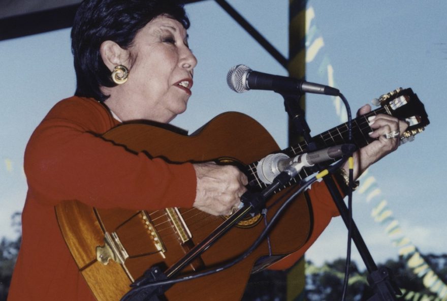 22inezita-barroso-ao-vivo-no-sesc_19783A-o-lado-urbano-da-cantora-revelado-em-novo-album22