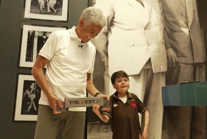 22jovem-torcedor-do-vasco-recebe-premio-da-fifa-de-bebeto-ao-vivo-na-globo22 22jovem-torcedor-do-vasco-recebe-premio-da-fifa-de-bebeto-ao-vivo-na-globo22