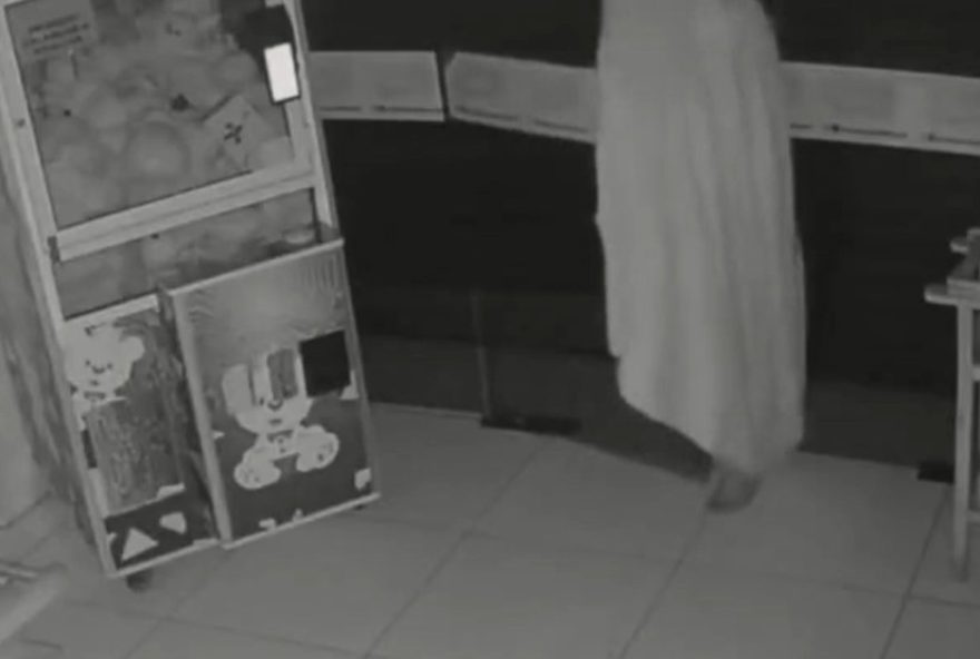 22ladrao-fantasma3A-flagrante-de-invasor-coberto-por-lencol-em-loja-de-acai22