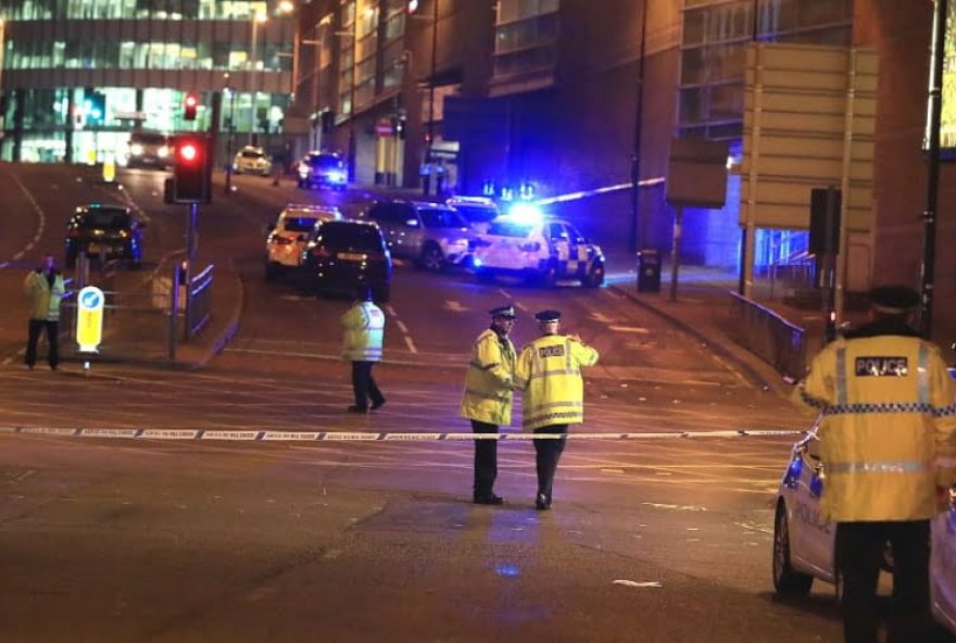 22mai2017---area-isolada-pela-policia-nas-proximidades-da-manchester-arena-em-manchester-apos-atentado-terrorista-1495500566787_956x500