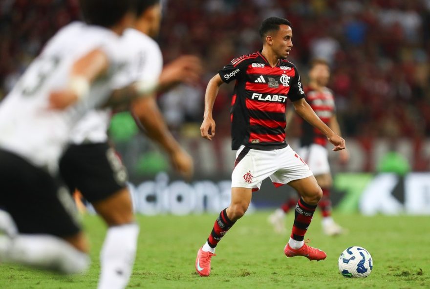 22matheus-goncalves-ganha-chance-no-ataque-do-flamengo-com-modelo-de-filipe-luis22