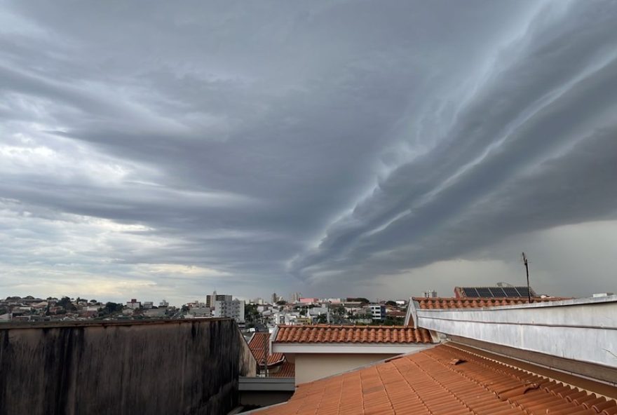 22nuvem-prateleira3A-moradores-registram-fenomeno-de-frente-fria-em-sp22