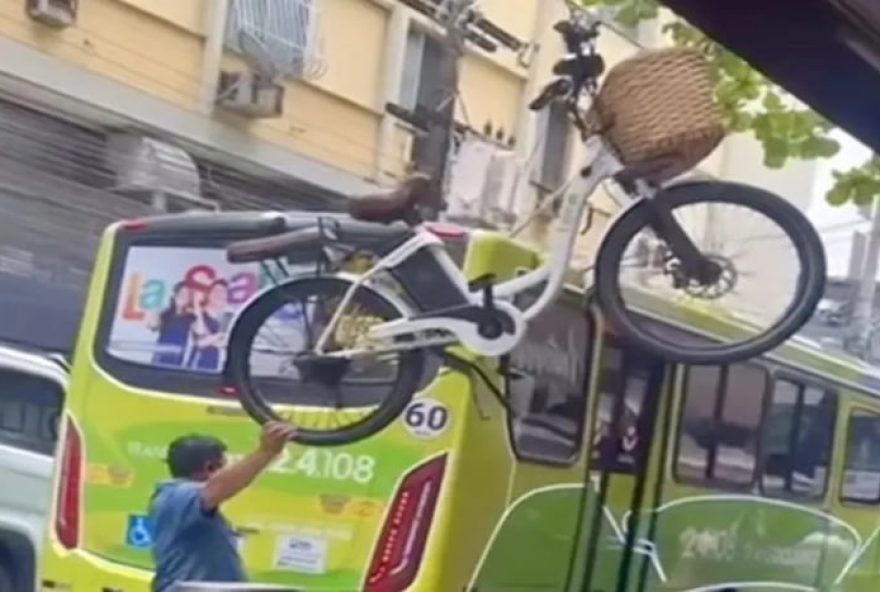 22onibus-arrasta-fiacao-e-faz-bicicleta-eletrica-voar-em-icarai2C-niteroi3A-incidente-curioso-se-transforma-em-fonte-de-diversao-nas-redes22