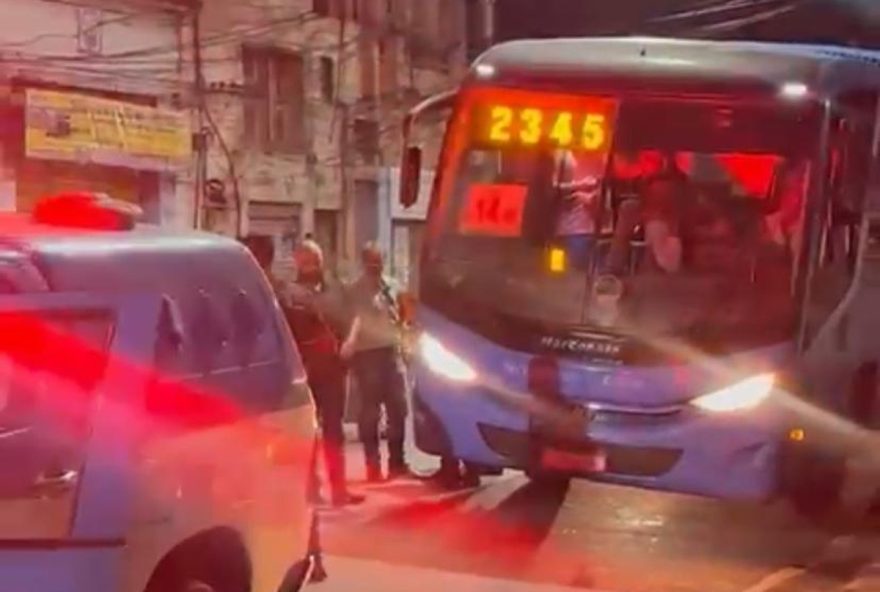 22onibus-executivo-sofre-tentativa-de-assalto-na-zona-norte-do-rio-de-janeiro3A-suspeito-detido-pela-policia-apos-agredir-motorista22