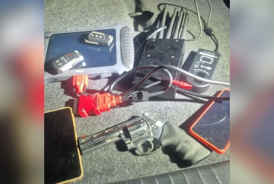 22policia-prende-dupla-apos-roubar-hilux-e-apreende-equipamentos-de-furtos-de-veiculos-em-fortaleza22