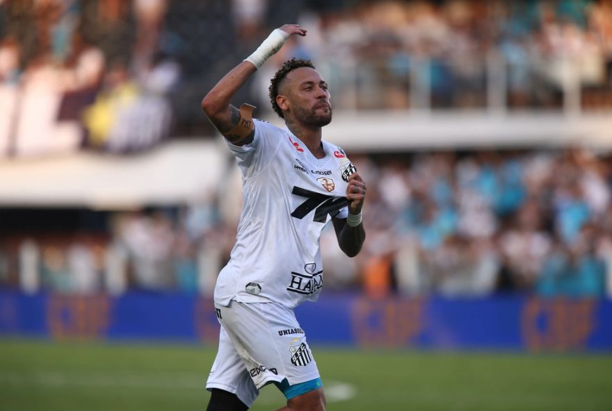 22renovacao-de-contrato3A-neymar-fica-no-santos-ate-202622 SP - SANTOS - 07/12/2025 - BRASILEIRO A 2025, SANTOS X CRUZEIRO - Neymar Jogadore do Santos comemoram vitoria ao final da partida contra o Cruzeiro no estadio Vila Belmiro pelo campeonato Brasileiro A 2025. Foto: Mauricio De Souza/AGIF