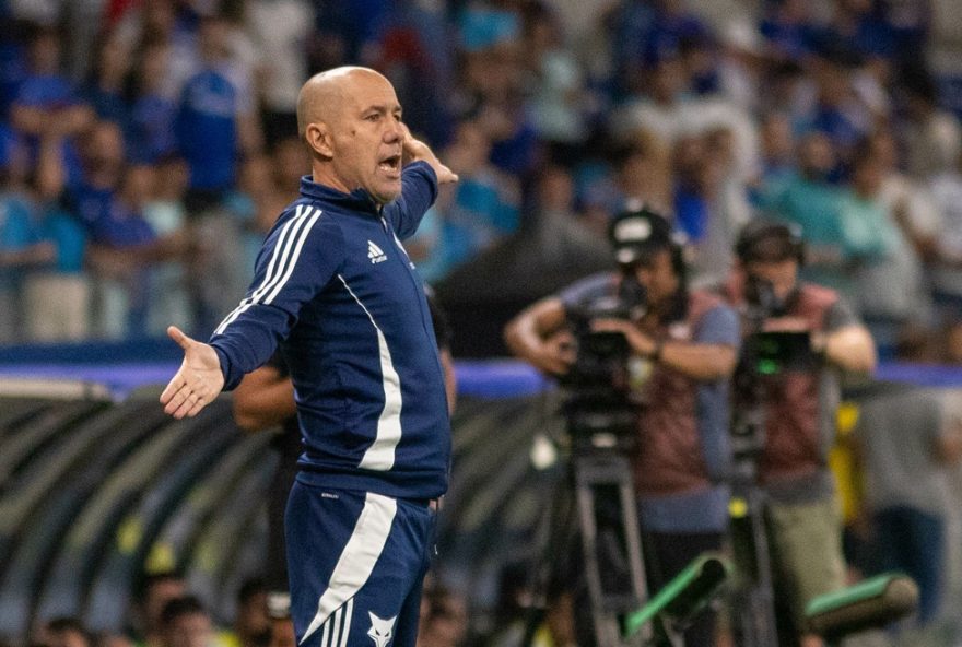 MG - BELO HORIZONTE - 04/12/2025 - BRASILEIRO A 2025, CRUZEIRO X BOTAFOGO - Leonardo Jardim tecnico do Cruzeiro durante partida contra o Botafogo no estadio Mineirao pelo campeonato Brasileiro A 2025. Foto: Fernando Moreno/AGIF