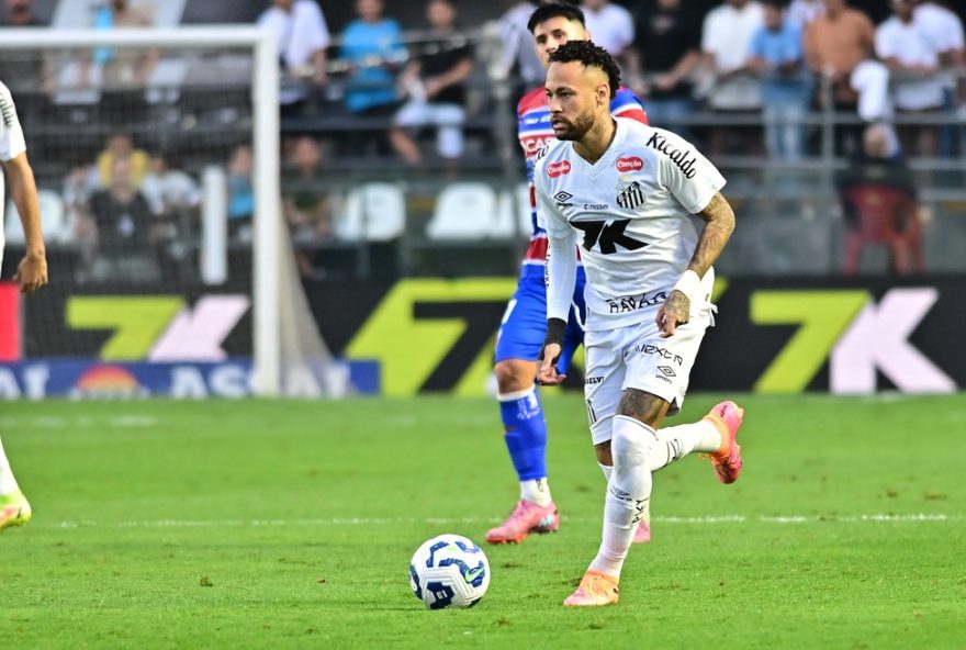 22santos3A-armadilha-ou-esperanca-no-retorno-de-neymar3F22 SP - SANTOS - 01/11/2025 - BRASILEIRO A 2025, SANTOS X FORTALEZA - Neymar Jr jogador do Santos durante partida contra o Fortaleza no estadio Vila Belmiro pelo campeonato Brasileiro A 2025. Foto: Jota Erre/AGIF