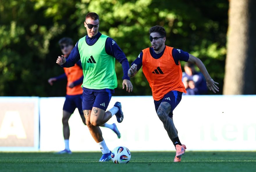 22treinamento-inovador3A-jogadores-da-italia-sub-21-surpreendem-ao-usar-tapa-olhos22