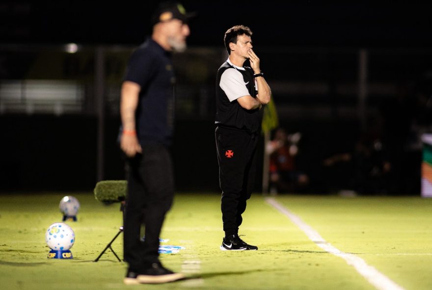 22vasco-inicia-brasileirao-2026-com-derrota2C-mas-tecnico-diniz-elogia-evolucao-da-equipe22 SP - MIRASSOL - 29/01/2026 - BRASILEIRO A 2026, MIRASSOL X VASCO - Fernando Diniiz tecnico do Vasco durante partida contra o Mirassol no estadio Jose Maria de Campos Maia pelo campeonato Brasileiro A 2026. Foto: Vinicius Silva/AGIF