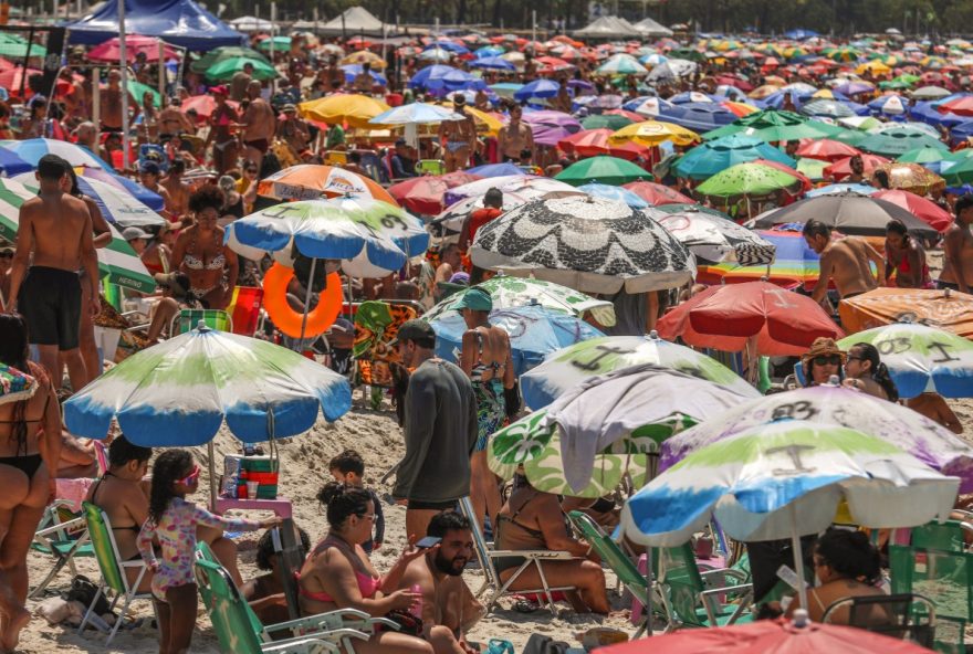 22verao-na-baia-de-guanabara3A-praias-lotadas-de-cariocas-aproveitam-o-calor-intenso22