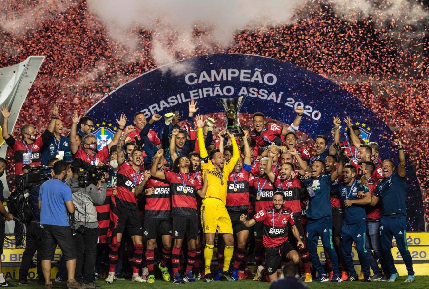 25fev2020-jogadores-de-flamengo-levantam-a-taca-de-campeao-brasileiro-de-2020---no-morumbi-1614310855590_v2_1920x1279