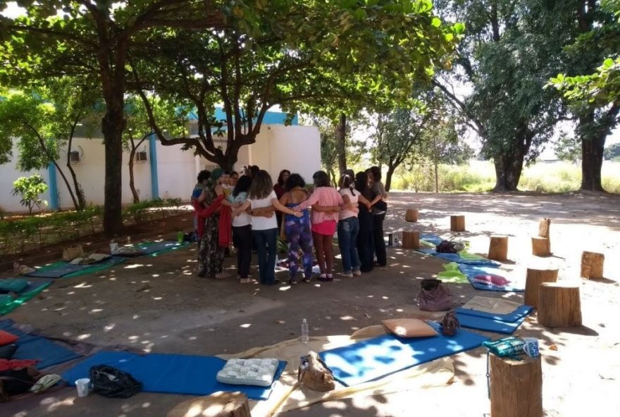 Pacientes durante atividade de práticas integrativas coletivas na unidade do Governo de Goiás (Foto: Cremic)