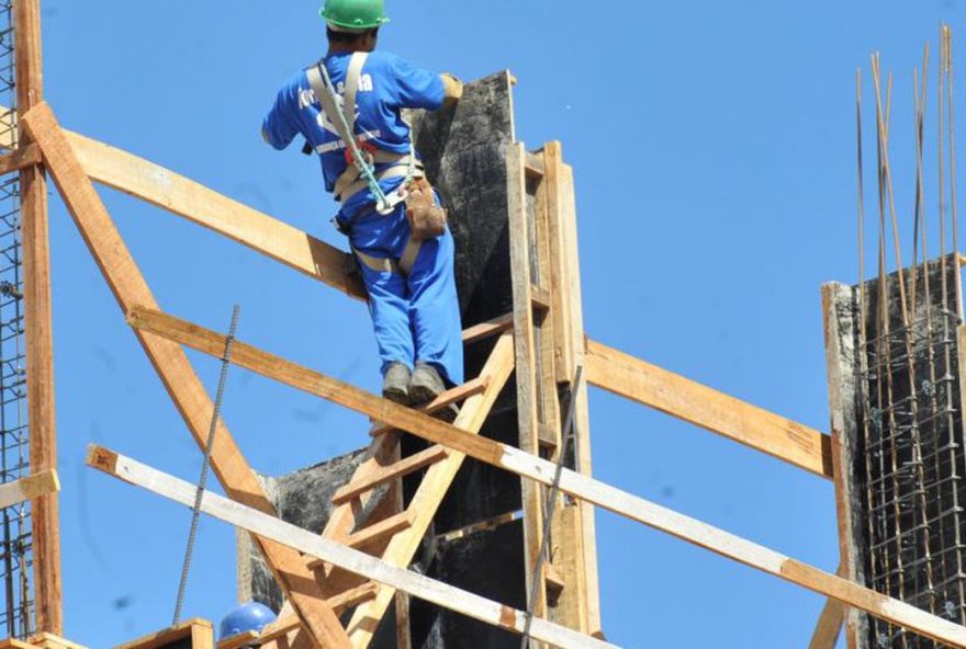 Prevenção ao acidente de trabalho envolve diversos atores da sociedade. O uso de equipamentos de proteção individual (EPIs), por exemplo, deve ser providenciado pelas empresas e utilizado pelo trabalhador. (Foto: Elza Fiúza/Agência Brasil)