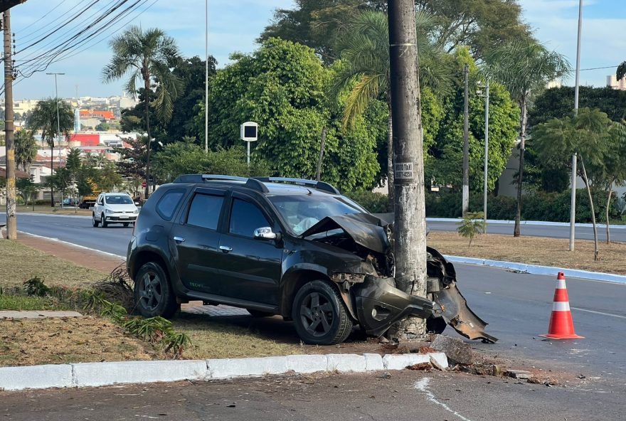 Carro bate em poste no Anápolis City