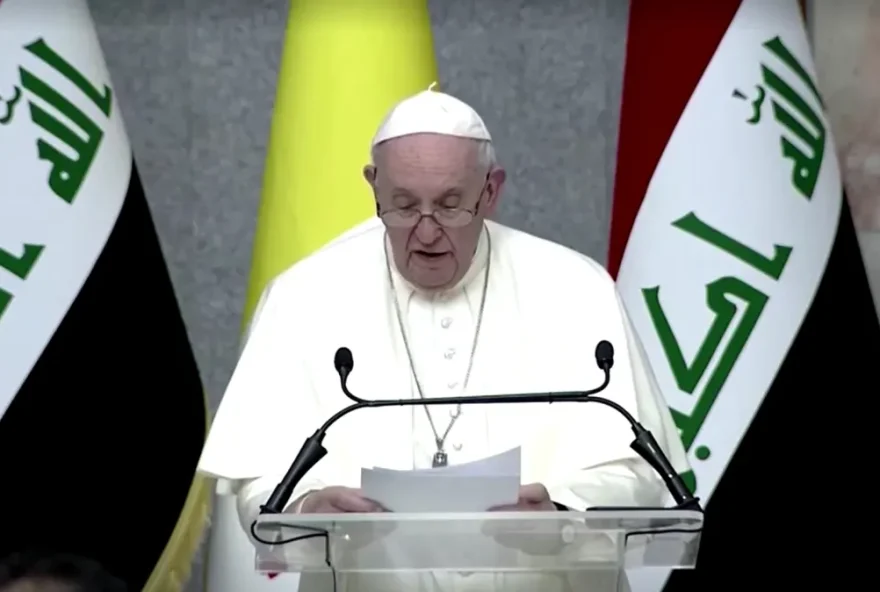 Papa Francisco discursa no palácio presidencial do Iraque • Foto: Reuters