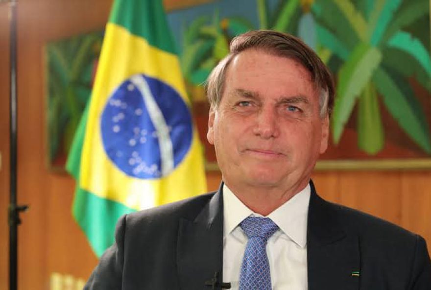 Bolsonaro assina Idulto de Natal que concede perdão à pena de policiais e militares presos por crime culposo