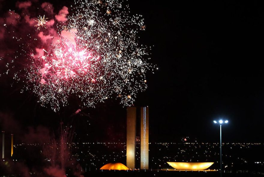 Já durante o tradicional desfile que começa às 8h da manhã na Esplanada dos Ministérios, estes itens estão proibidos. (Foto: Agência Brasil)