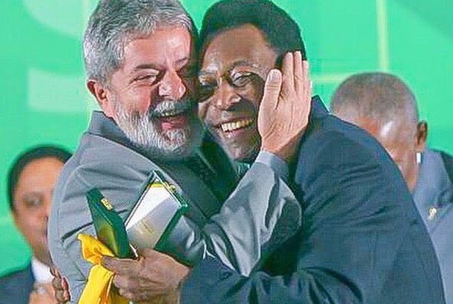 Lula chega à Vila Belmiro para comparecer ao velório de Pelé