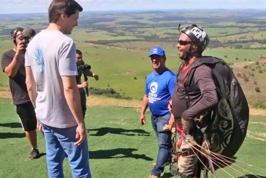 Cercado por pilotos, vice-governador Daniel Vilela destaca apoio do Governo de Goiás ao Circuito Centro-Oeste de Parapente