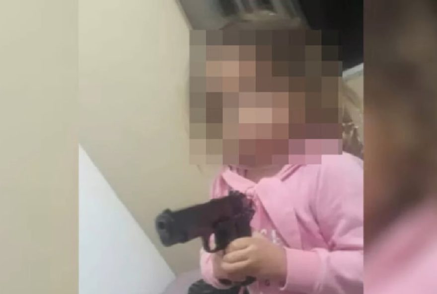 Foi preso em Arcreúna homem suspeitos de mandar foto da filha com uma arma de fogo