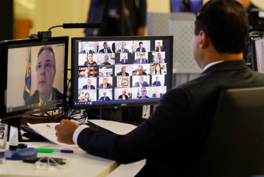 Senador Antônio Anastasia, presidente do Senado com o senador Wewerton Rocha durante a votação remaota, primeira da história do Senado, do decreto de Calamidade Pública do governo federal. A sessão foi coordenada pelo Centro de Procesamento de Dados do Senado (Prodasen).   Sérgio Lima/Poder360 20.03.2020