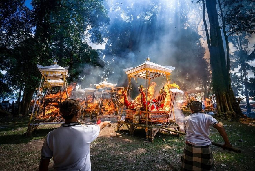 Uma mulher que estava a caminho da cremação, na índia, recuperou os sentidos minutos antes de ser cremada 
(Foto: Reprodução)