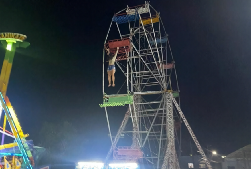 Adolescentes ficaram penduradas em uma roda-gigante, a cerca de três metros de altura, após a cadeira em que estavam se soltar do brinquedo (Reprodução/Redes Sociais)