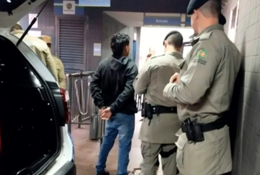 Agressão ocorreu no Terminal do Dergo. Vítima foi atingida nos braços, barriga e costas. (Foto: PMGO)