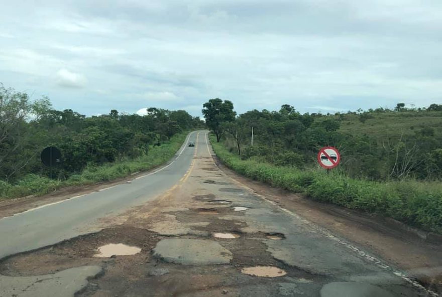 Motorista caiu em buraco que estava na via / Foto: Reprodução