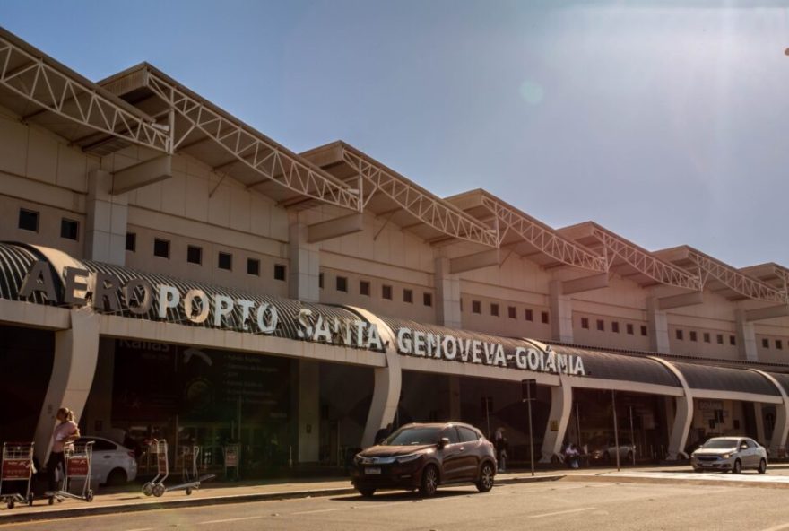 Policiais apuram denúncia de bomba no Aeroporto de Goiânia (Foto: divulgação)