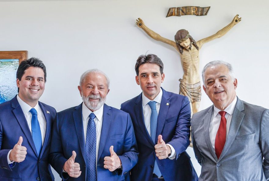 O presidente Luiz Inácio Lula da Silva deu posse, nesta quarta-feira ,13, aos ministros Sílvio Costa Filho, André Fufuca e Márcio França.
(Foto: Reprodução/ Agência Brasil)