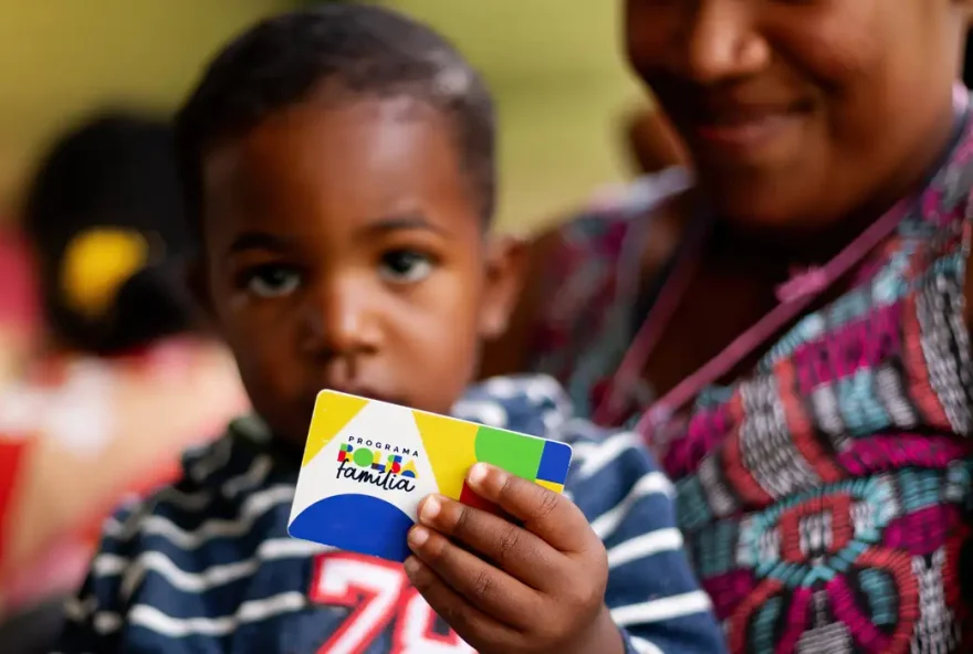 Entenda os novos valores e benefícios do Bolsa Família, incluindo o adicional e a regra de proteção, e saiba como consultar as datas de pagamento. (Foto: Reprodução)