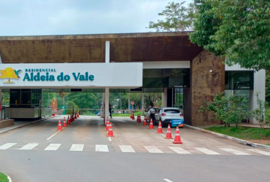 Assaltantes roubaram duas casas na mesma rua do Condomínio Aldeia do Vale. Prejuízo chega em R$ 150 mil. (Foto: Reprodução)