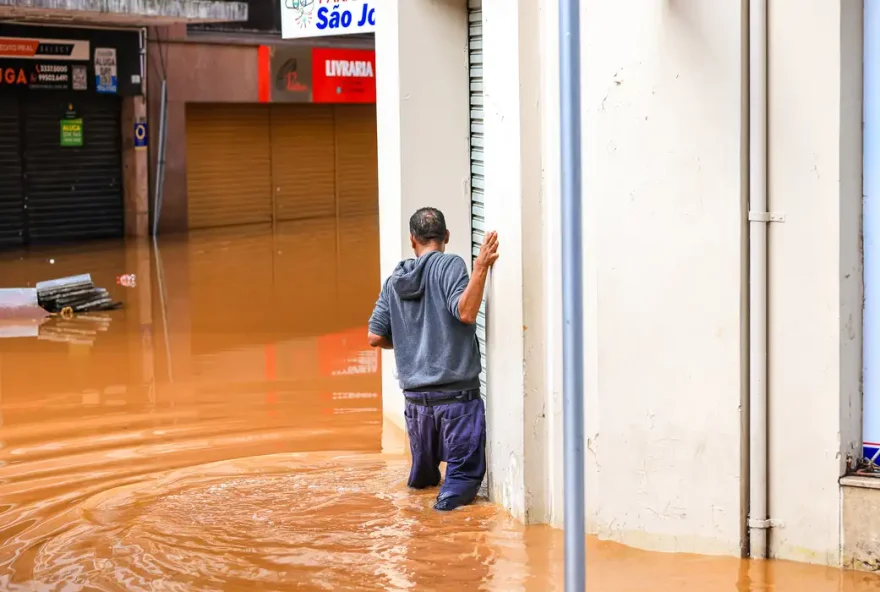 Doença é transmitida pela água suja contaminada pela urina de ratos. (Foto: Gustavo Mansur/Agência Brasil)