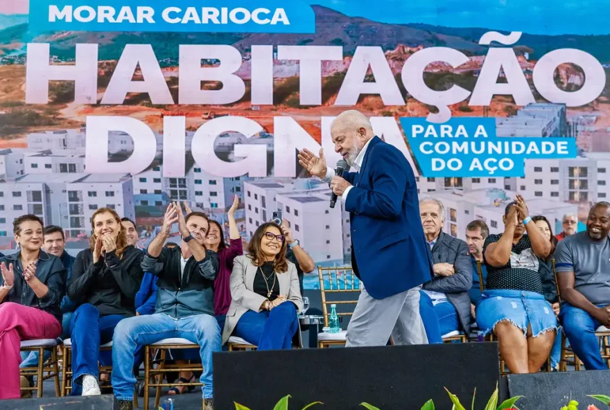 O presidente Lula, criticou neste domingo ,30, a interrupção de programas sociais e obras públicas em governos anteriores.