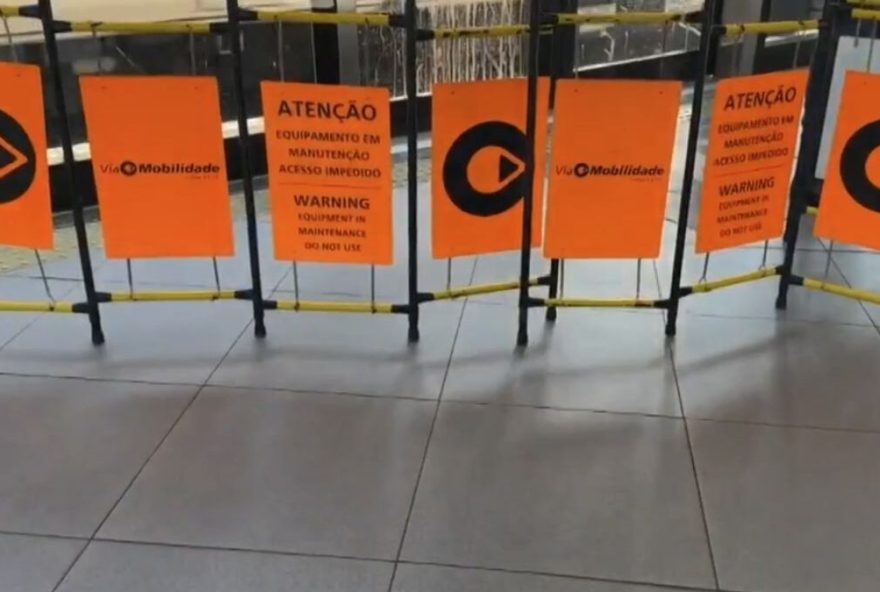 Morte trágica: passageiro fica preso entre porta e plataforma de trem em SP
Uma morte trágica chocou passageiros da estação Campo Limpo da Linha 5-Lilás, na zona sul de São Paulo, na manhã desta terça-feira (6). Um homem ficou preso entre a porta e a plataforma, e perdeu a vida após o trem seguir viagem.
A tragédia aconteceu por volta das 8h da manhã. ‘Todo mundo ficou desesperado e começou a chorar’, contou uma testemunha que estava no vagão. “A primeira porta do desembarque fechou, e a porta do trem com o rapaz. O trem passou por cima dele”.
As pessoas que estavam por perto gritaram alto na tentativa de alguém ouvir e parar o veículo, mas foi em vão. Os seguranças, que só chegaram algum tempo depois, tentaram afastar a multidão que se aglomerou no local e disseram para o maquinista seguir o percurso.
A ViaMobilidade, concessionária que administra a linha, disse que “todos os esforços da concessionária estão concentrados na identificação da vítima, que não portava documentos, e de seus familiares para prestar o suporte necessário”.
A porta da plataforma é um mecanismo de segurança que impede os passageiros de sair do ponto de espera em direção aos trilhos enquanto o trem não estiver lá, parado e a postos para o embarque. Apenas no momento certo a porta se abre. Entre ela e o vagão existe um pequeno espaço, e foi nesse vão que o homem ficou preso pouco antes de morrer.
Um sinal sonoro avisa quando as portas da plataforma serão fechadas, o que serve de recomendação para os passageiros se afastarem. Existe um sensor que informa quando elas foram completamente fechadas (assim como acontece no elevador). As testemunhas dizem que, nesse caso, o sensor não funcionou e o trem acelerou.