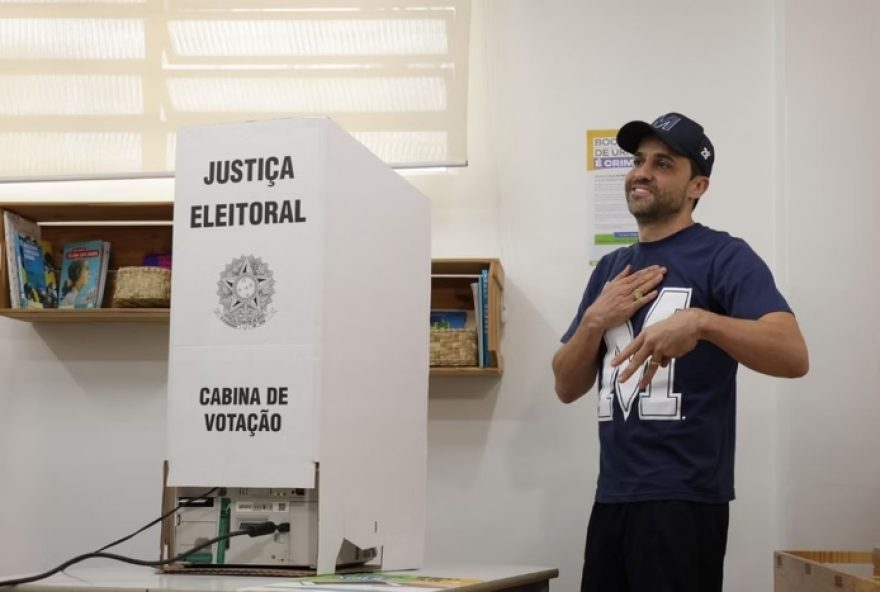 Pablo Marçal, candidato do PRTB à Prefeitura de São Paulo, votou descalço nos últimos minutos das eleições. (Foto; Metropoles)